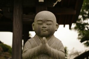Statua di Bonzo buddista Foto di Hiroshi Tsubono su Unsplash