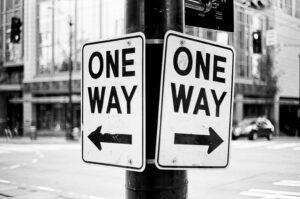 Cartelli stradali con scritta "One Way" Foto di Ian Taylor su Unsplash
