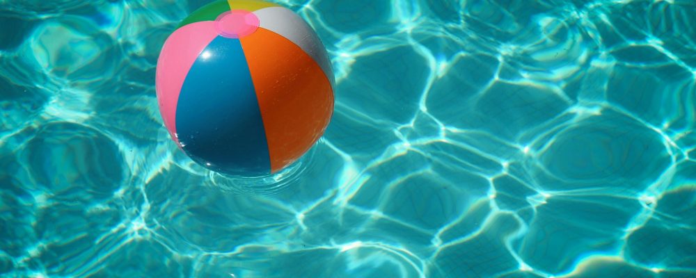 raphael-biscaldi-7RQf2X6aXXI-unsplash Acqua azzurra di una piscina e un pallone colorato che galleggia in solitudine. Foto di Raphaël Biscaldi su Unsplash